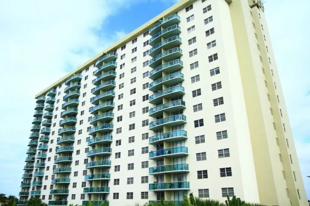 photo 1 of 1 Bedroom + Den Bay View Apartment Or1610