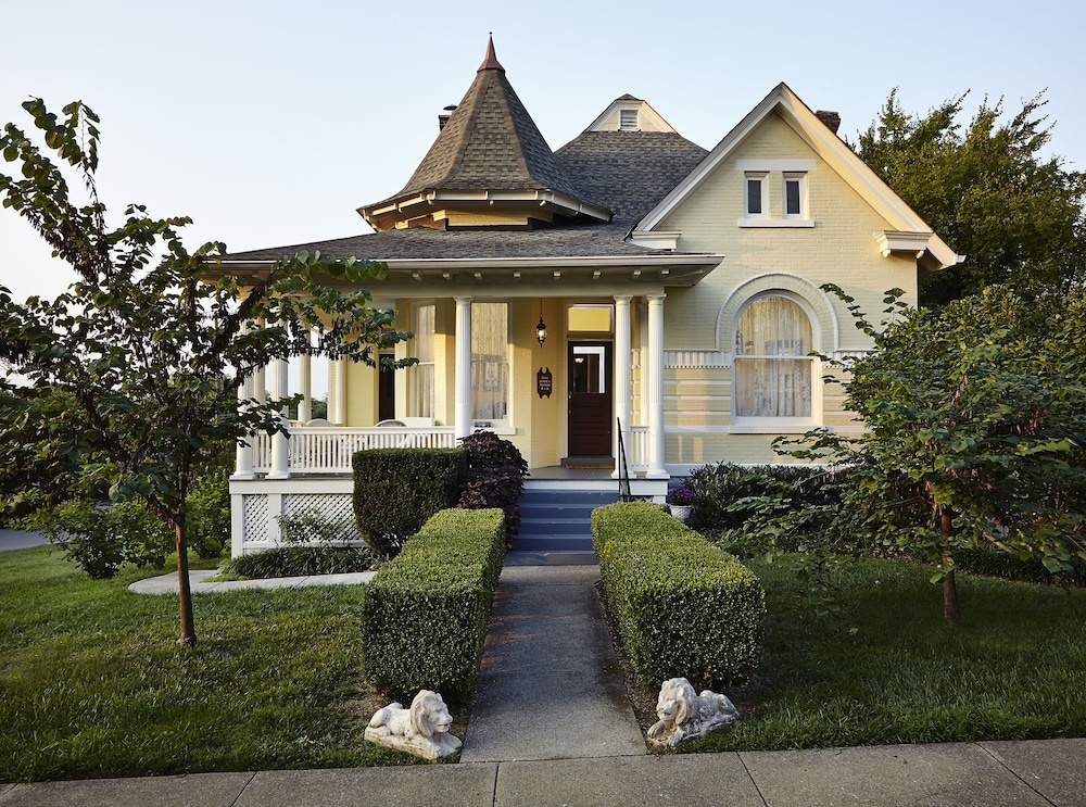 photo 1 of 1501 Linden Manor Bed and Breakfast