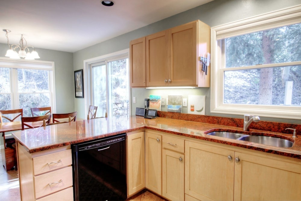 photo 1 of 1717 Geneva Drive W - 4 Br Townhouse