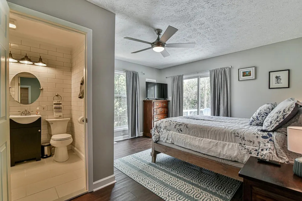 photo 1 of 2 BR apt near Mtn to Sea Hiking Trail
