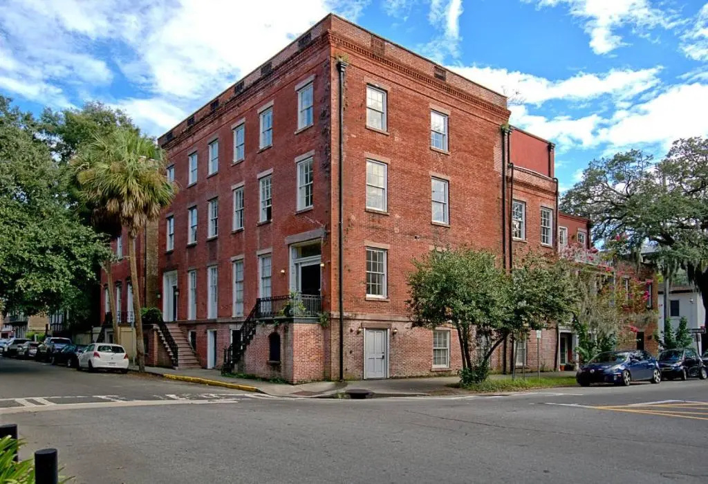 photo 1 of 201 York #3 · Homey Downtown 2 Bedroom Steps from the River