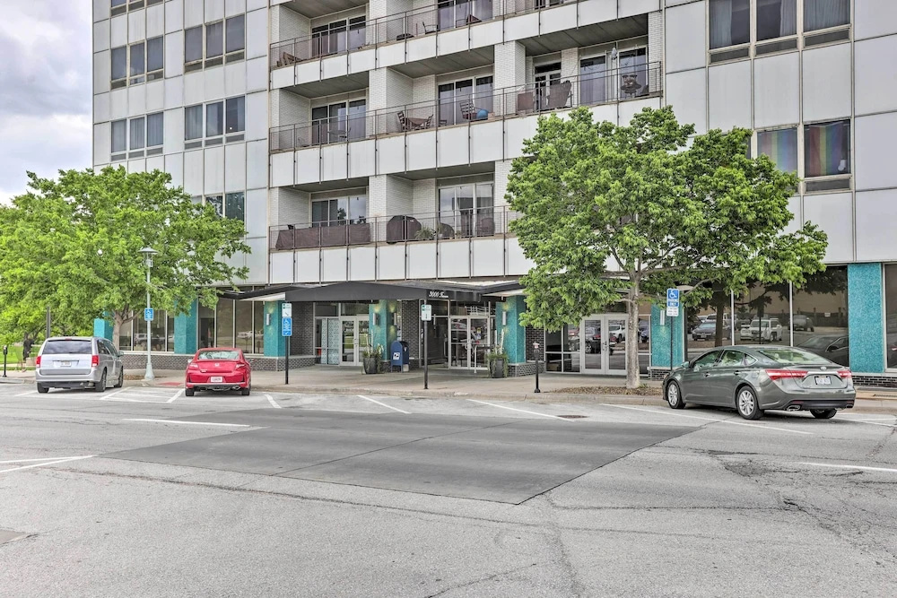 photo 1 of 7th-floor Omaha Condo w/ Balcony & Park Views