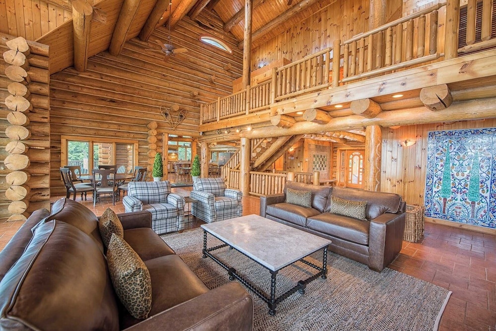 photo 1 of Azalea Retreat by Avantstay Sleeps 34 & Pool