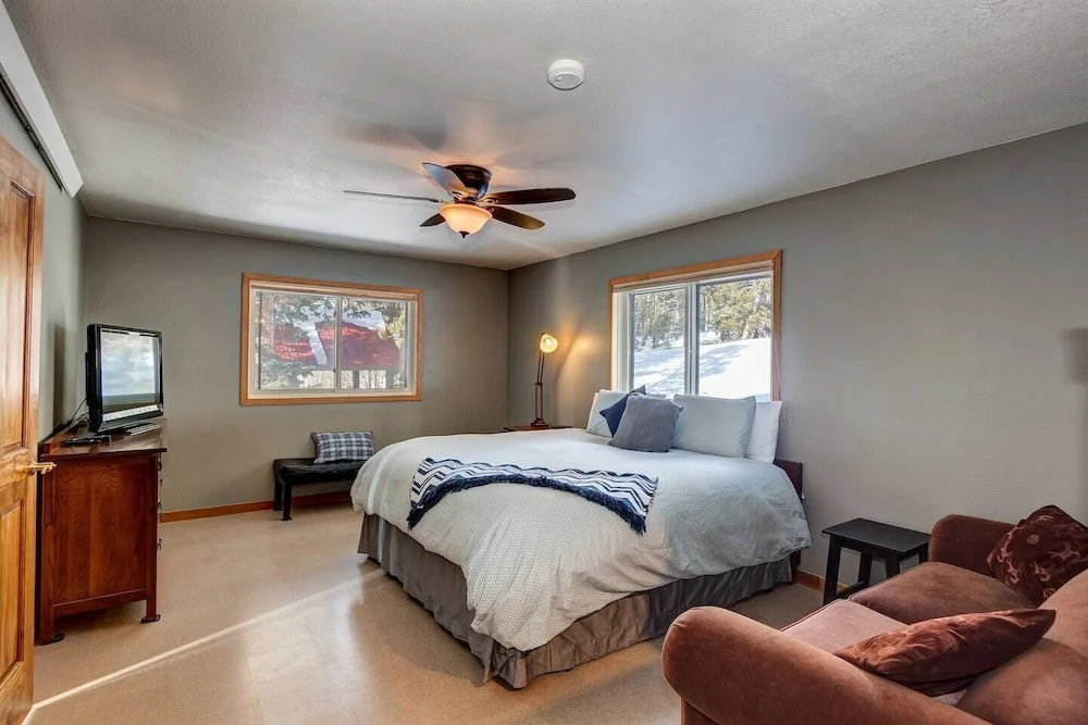 photo 1 of 1235 A Baldy House