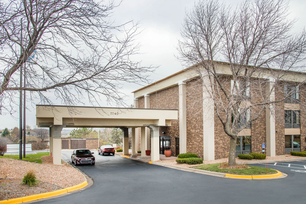 photo 1 of Baymont Inn & Suites Eden Prairie/Minneapolis