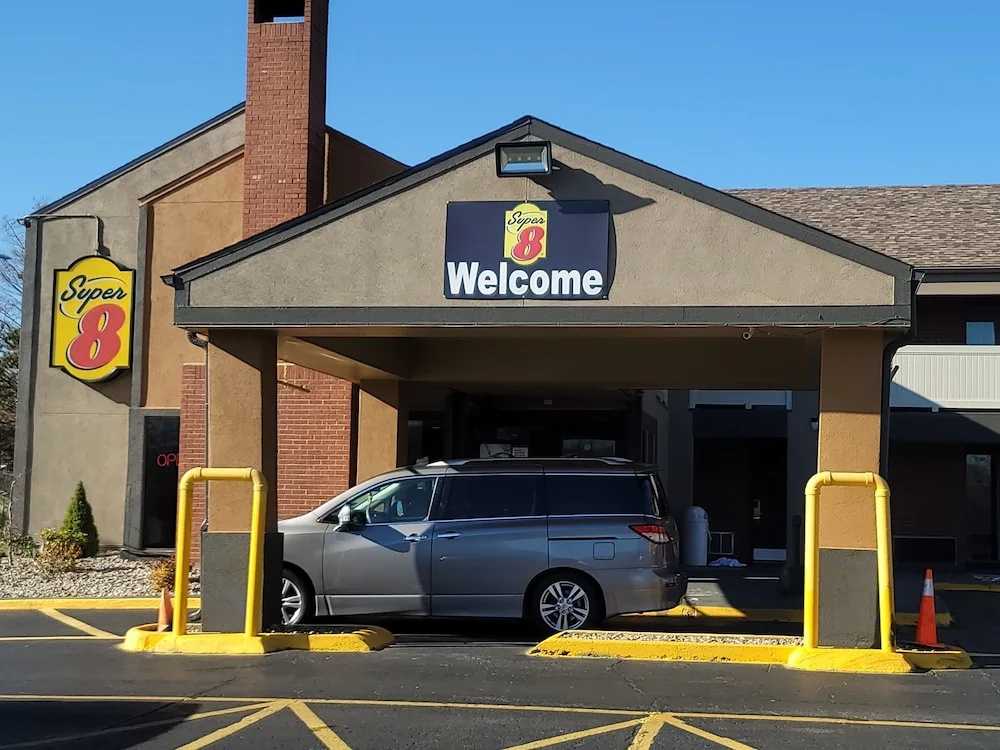 photo 1 of Super 8 by Wyndham Kansas City Airport North