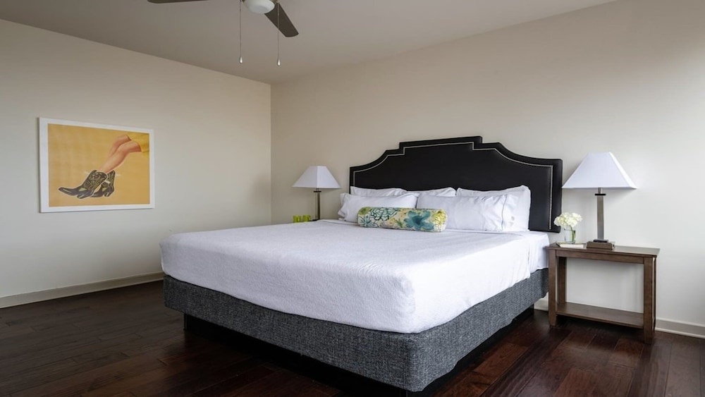 photo 1 of 22nd FL Bold CozySuites w/pool, gym, roof