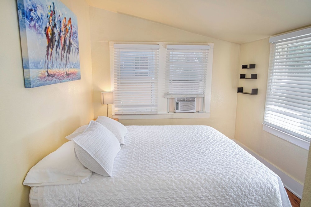 photo 1 of Brand New Listing!cozy Historic House 5mindt