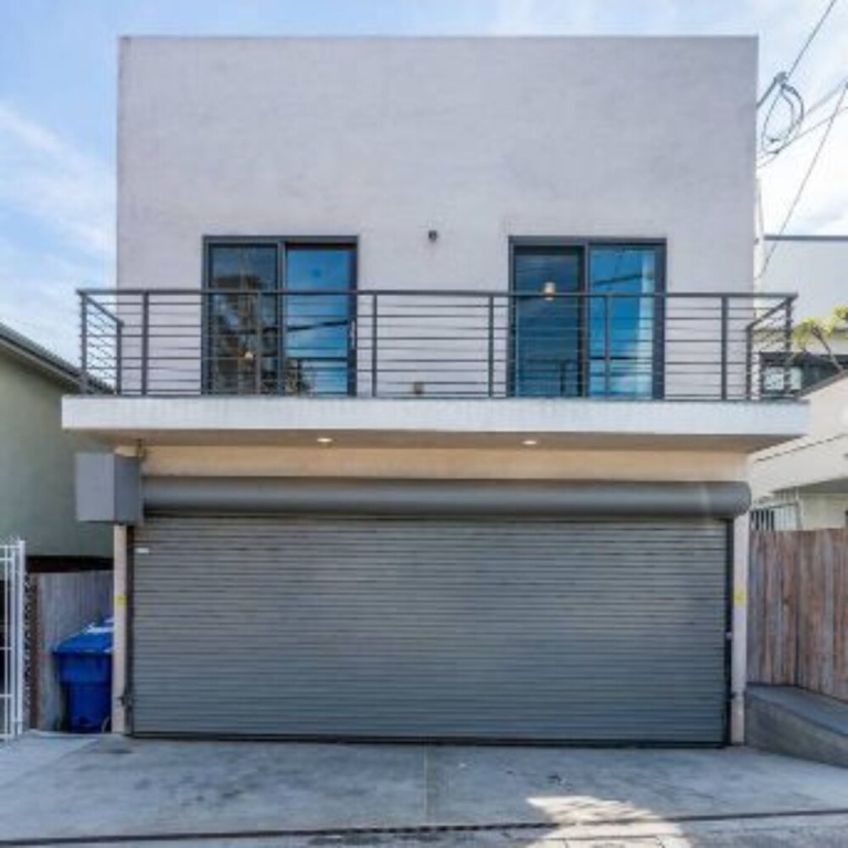 photo 1 of Breakwater by Avantstay Venice Bungalow w/ Rooftop Patio Close to Beach!