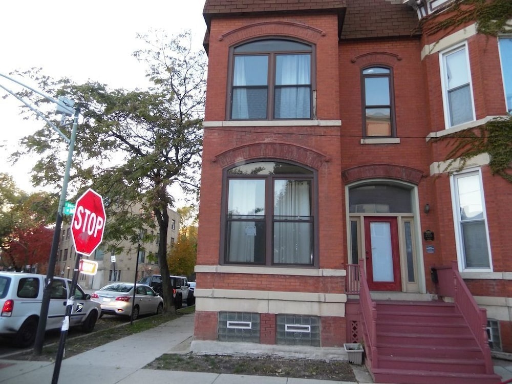 photo 1 of Bucktown, Urban Luxury and Convenience, Near L Train Stop at Western
