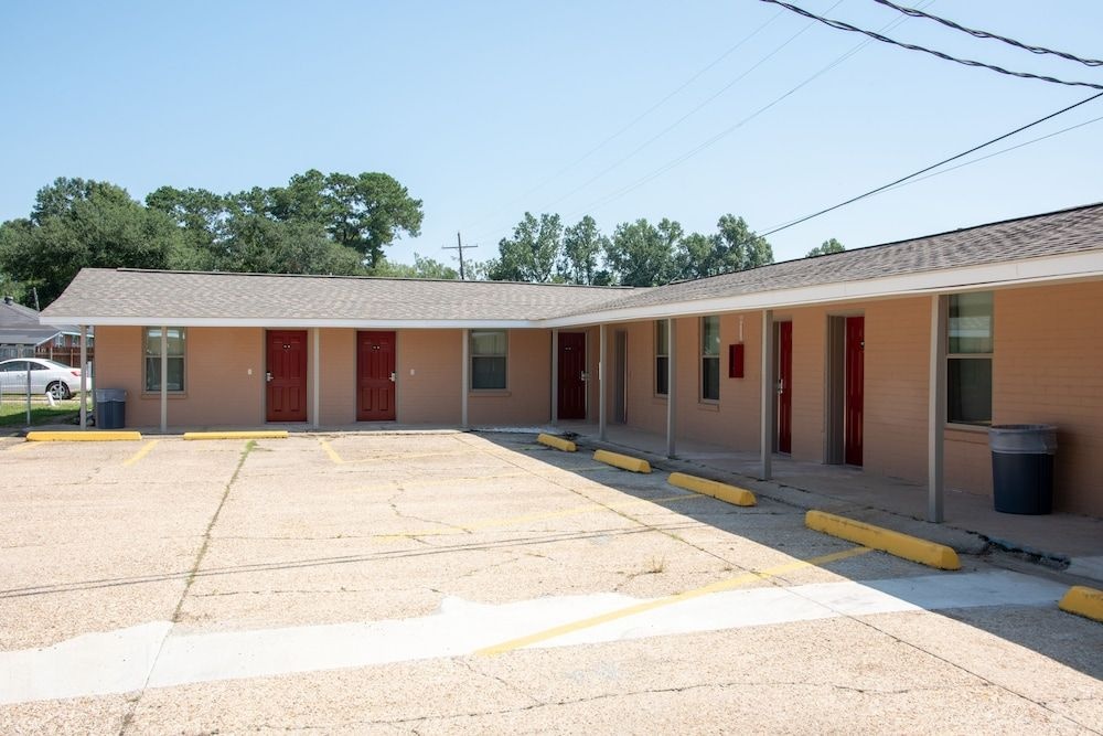 photo 1 of Budget Inn & Suites