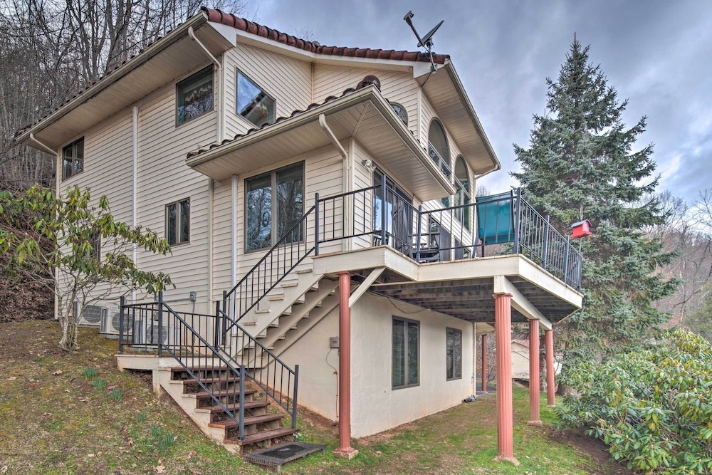 photo 1 of Burnsville Home w/ Deck & Panoramic Mountain Views