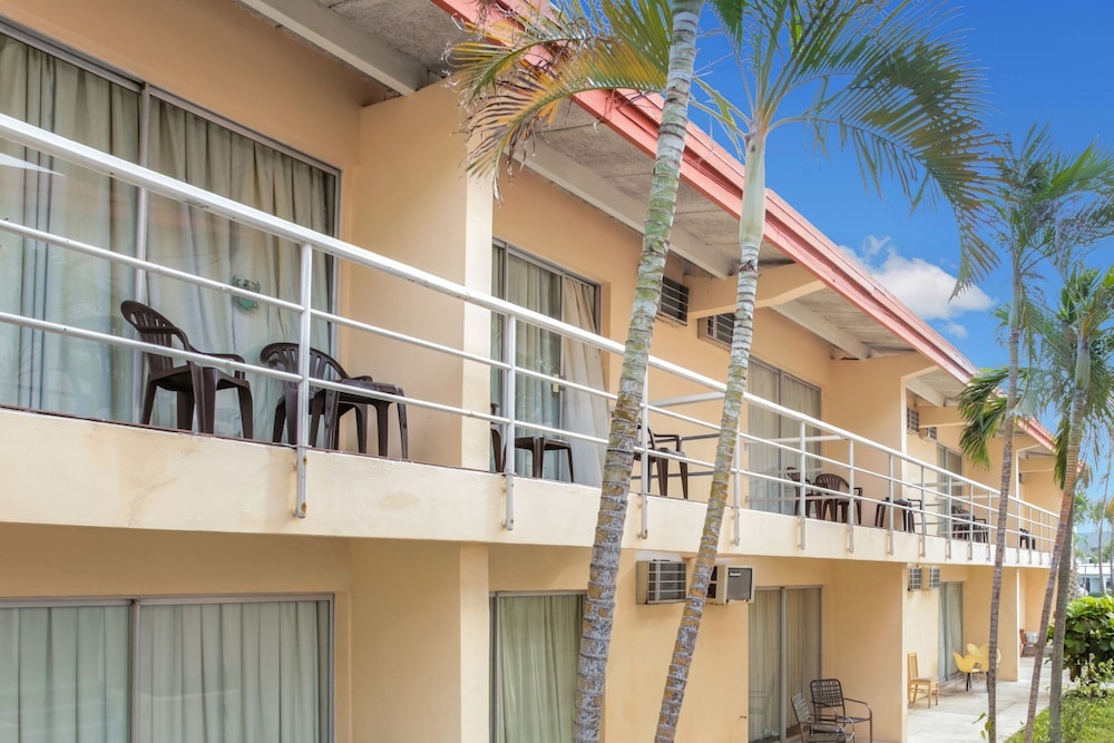 photo 1 of Camelot Waterfront Inn
