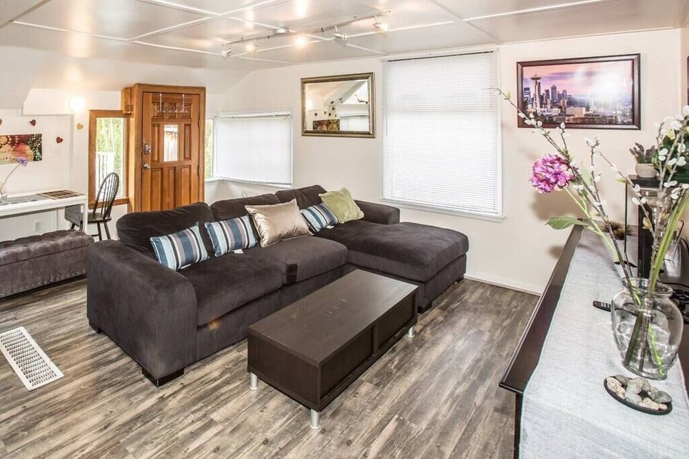 photo 1 of Center of Greenlake -private Room-slp 2