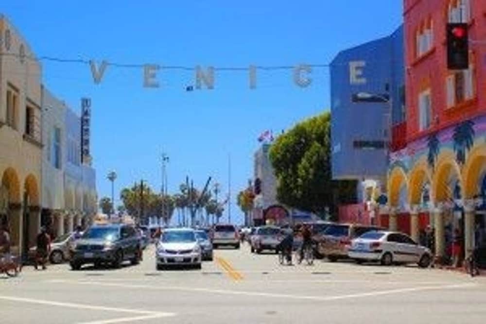 photo 1 of Chic Retro Venice Beach 2 Bedrooms 1 Bathroom Apts