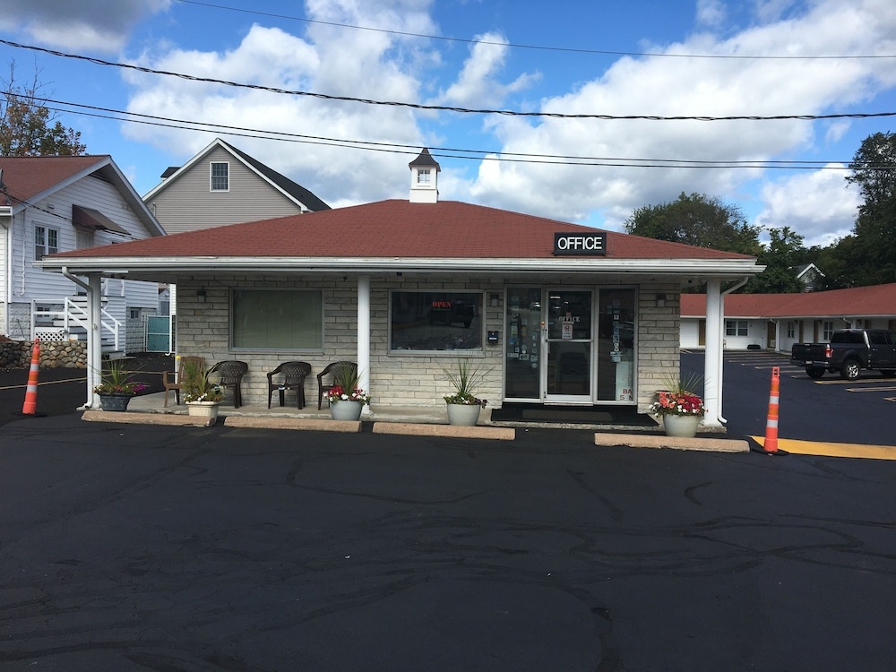 photo 1 of Chisholms Motor Inn