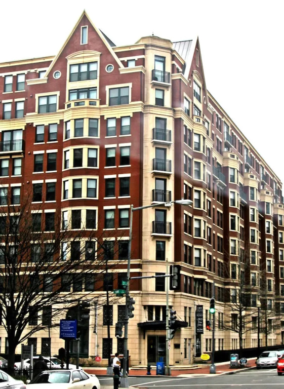 photo 1 of 1301 Thomas Circle