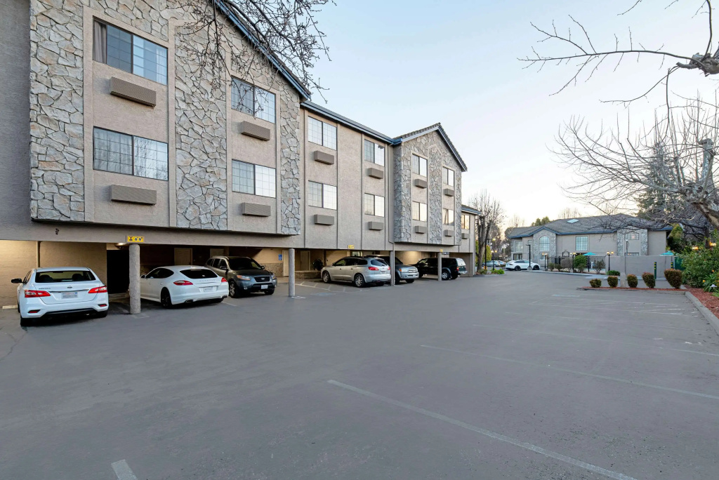 photo 1 of Clarion Inn Silicon Valley