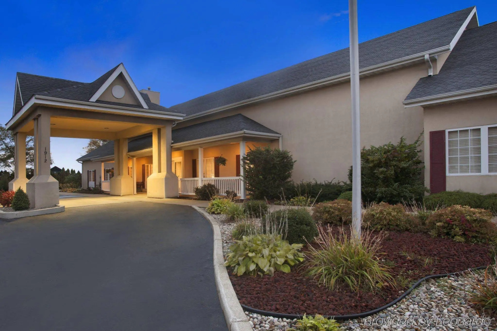 photo 1 of Country Inn & Suites by Radisson, Kalamazoo, MI