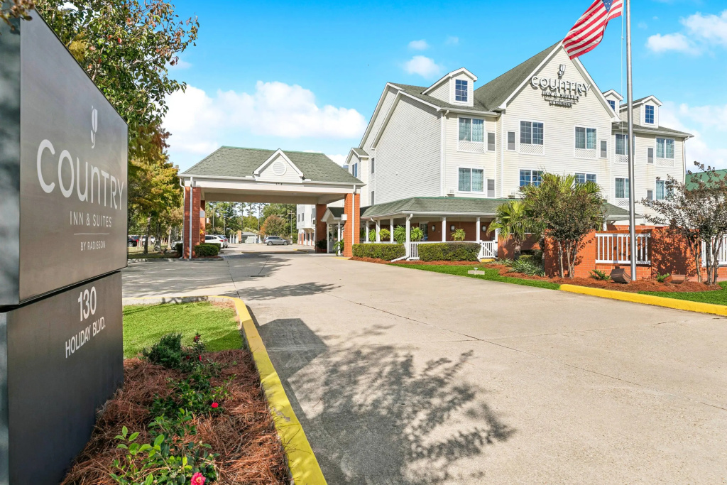 photo 1 of Country Inn & Suites by Radisson, Covington, LA