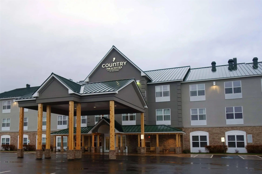 photo 1 of Country Inn & Suites by Radisson, Houghton, MI