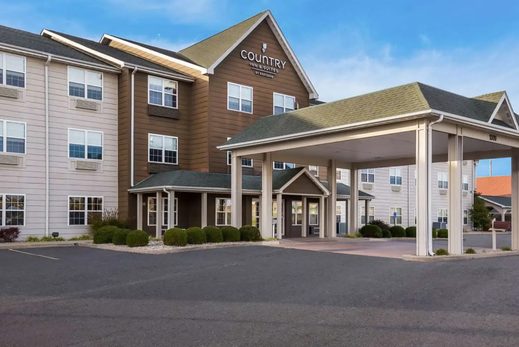 photo 1 of Country Inn & Suites by Radisson, Marion, IL