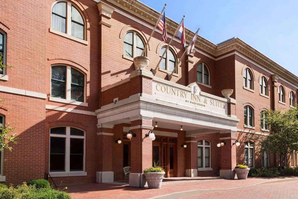 photo 1 of Country Inn & Suites by Radisson, St. Charles Historic District