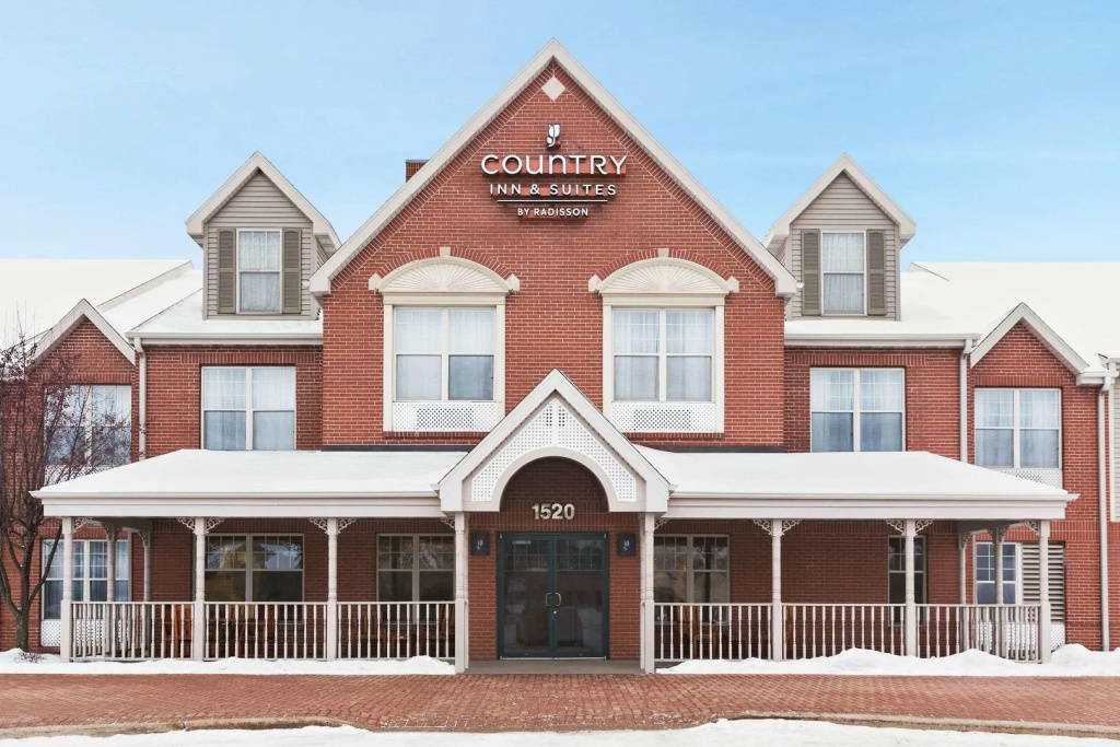photo 1 of Country Inn & Suites by Radisson, Wausau, WI