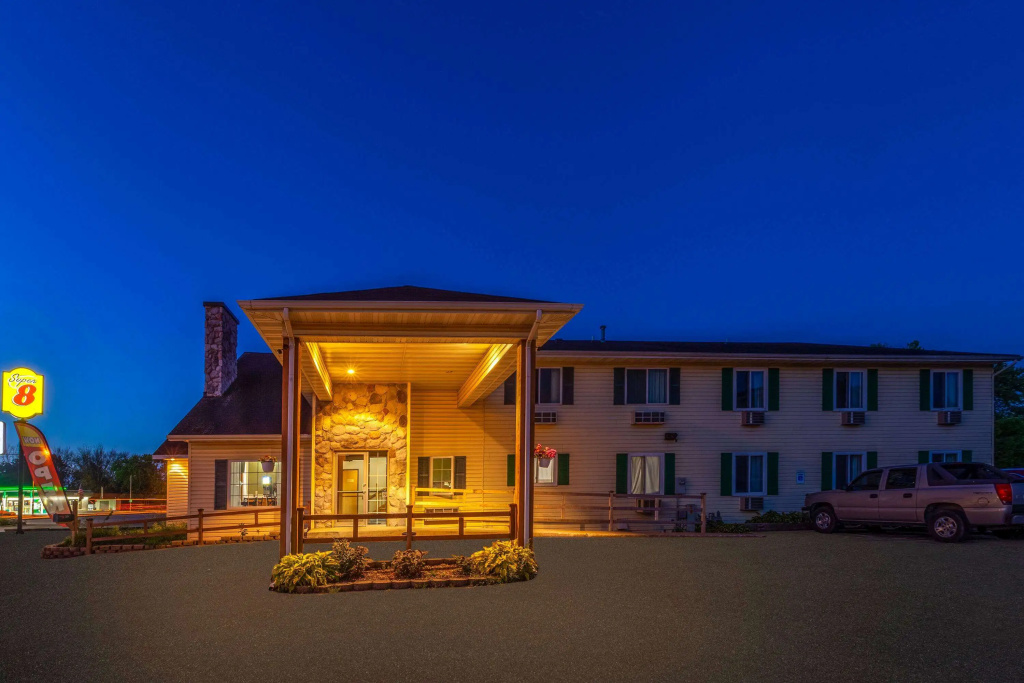 photo 1 of Super 8 by Wyndham Berlin WI