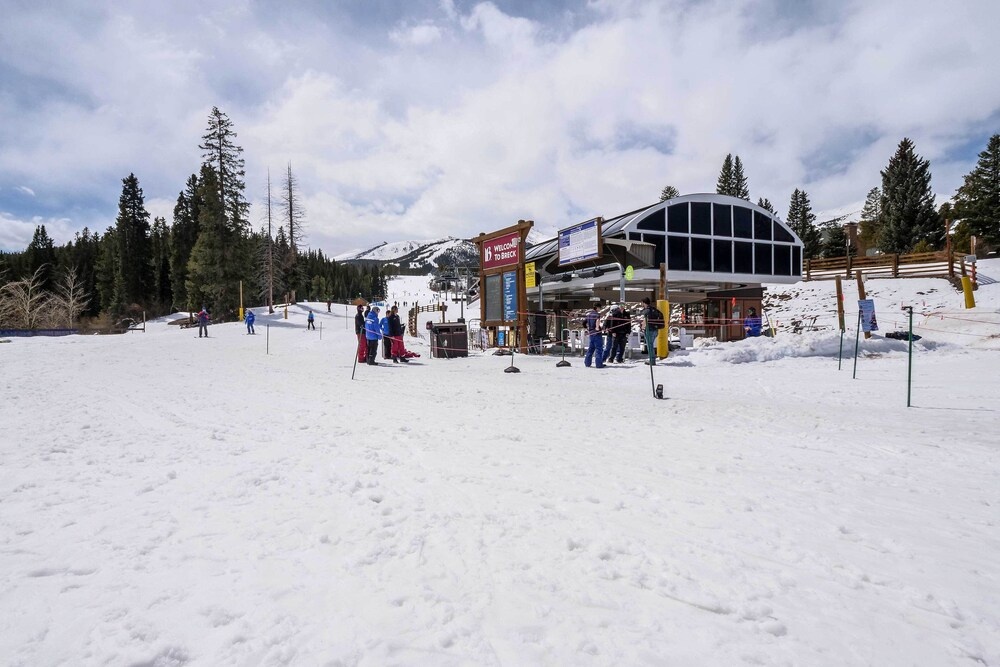 photo 1 of Cozy Ski-in/ski-out Breckenridge Condo: Mtn Views!