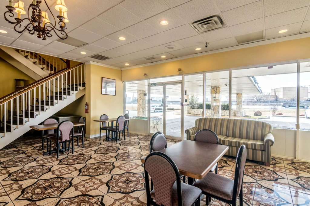 photo 1 of Rodeway Inn Arlington Entertainment District Area