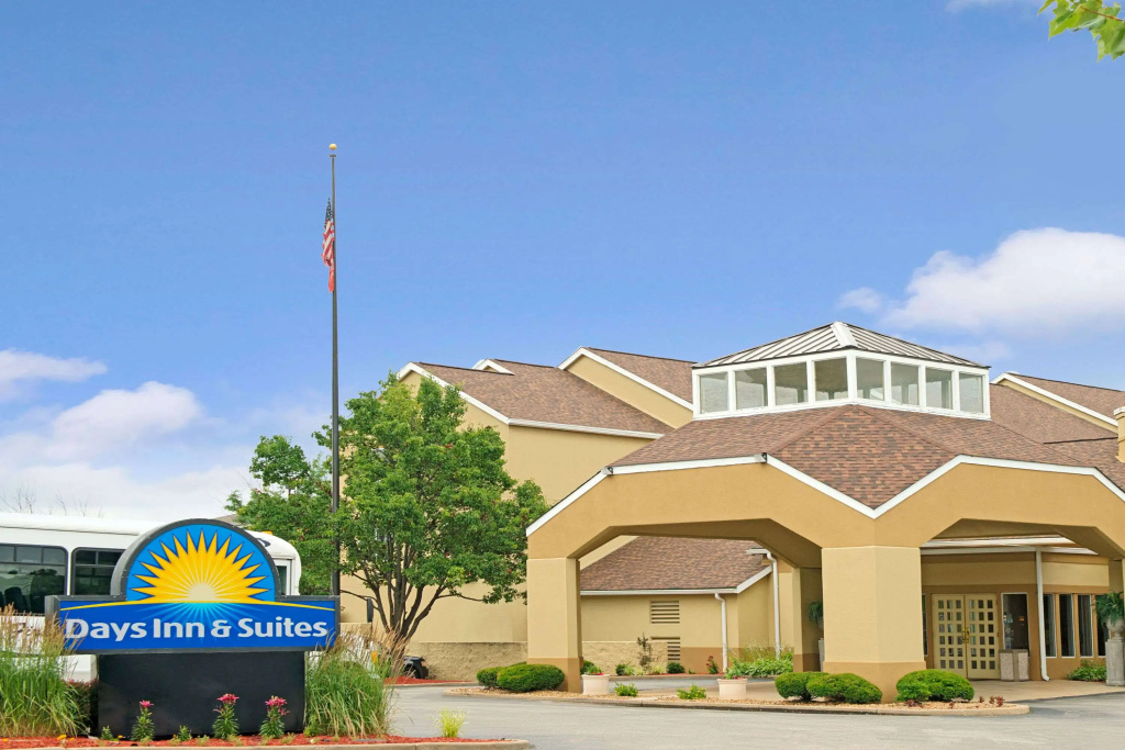 photo 1 of Days Inn and Suites by Wyndham St. Louis/Westport Plaza