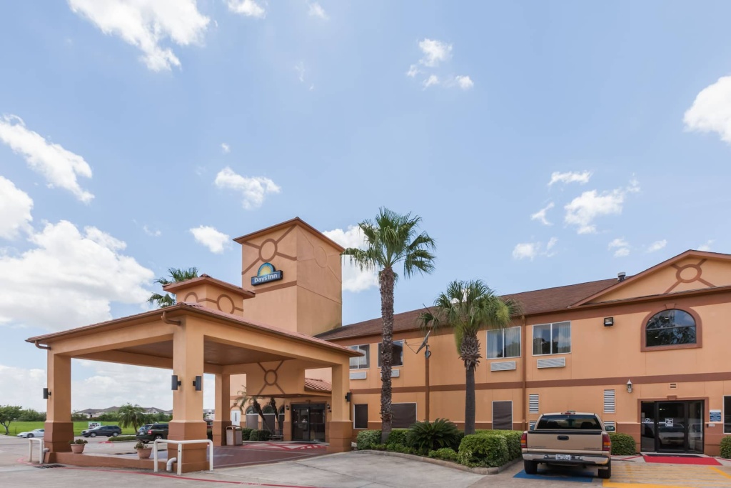photo 1 of Days Inn Suites by Wyndham Pasadena