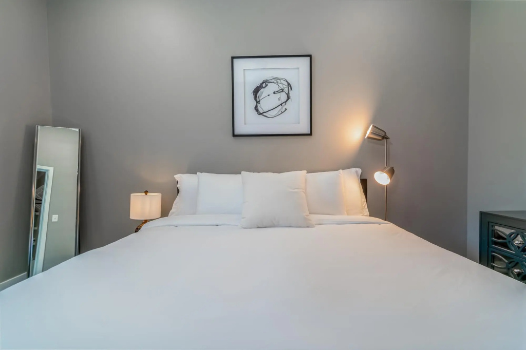 photo 1 of Des Moines Heavenly 1BD 1BA Downtown Apartment