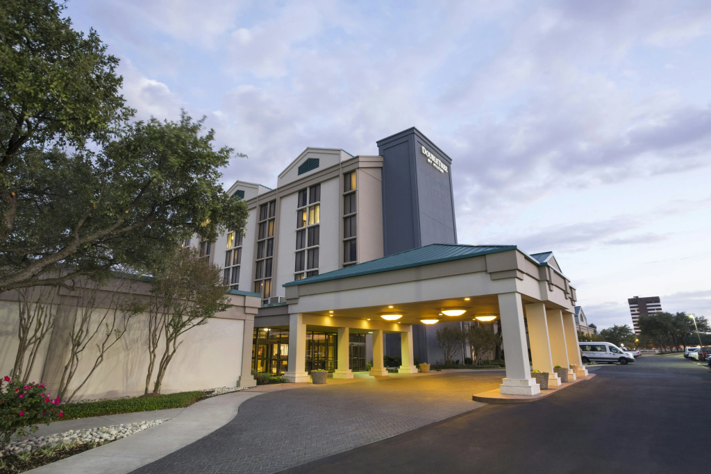photo 1 of DoubleTree by Hilton Dallas - DFW Airport North