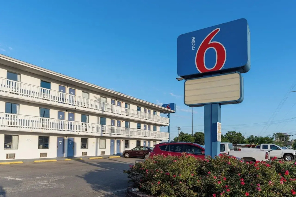 photo 1 of Motel 6 Cincinnati, OH
