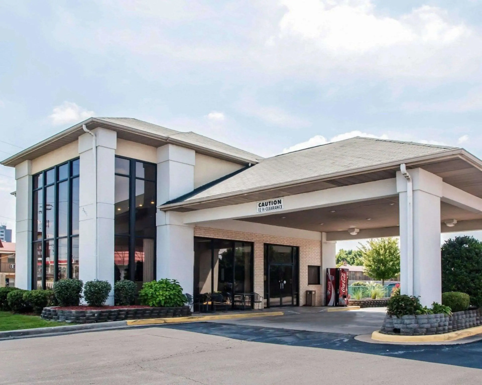 photo 1 of Econo Lodge Springfield I-44