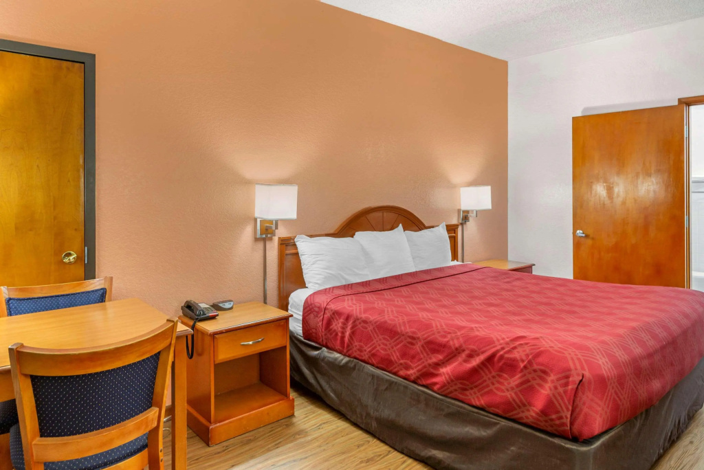 photo 1 of Econo Lodge Inn & Suites Albany North