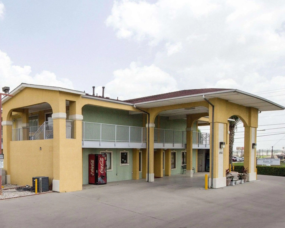 photo 1 of Econo Lodge Inn & Suites Coliseum