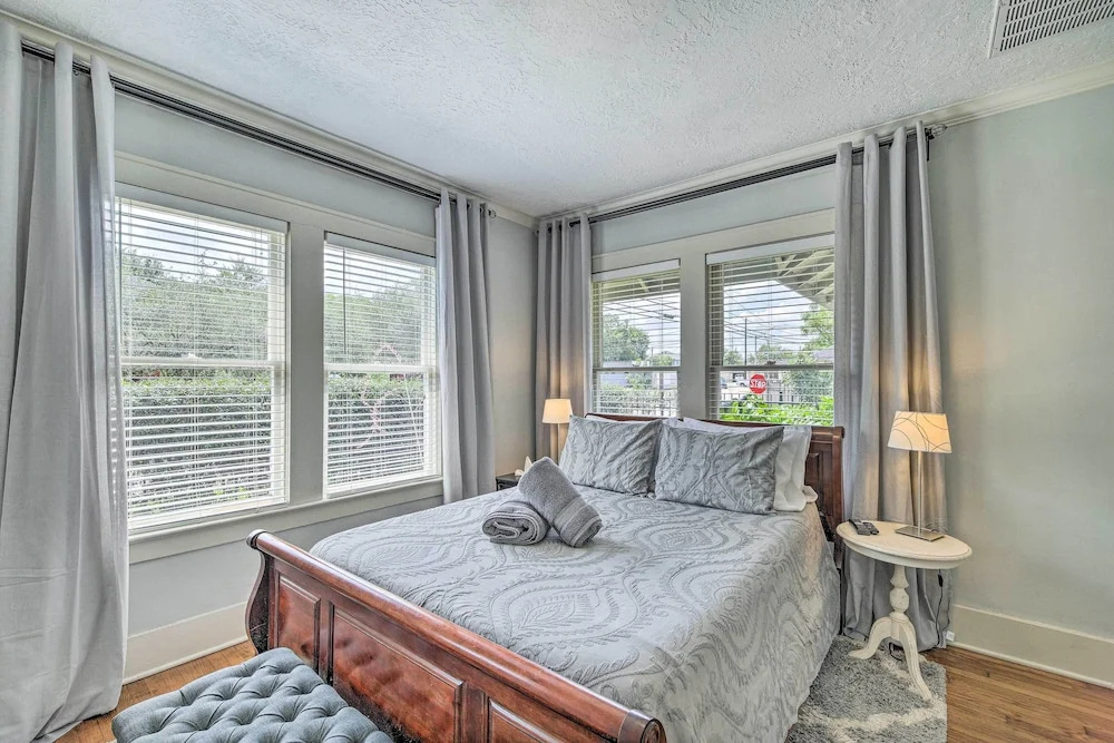 photo 1 of Elegant Houston Retreat < 2 Mi To Downtown!