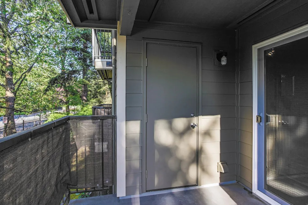 photo 1 of Federal Way Condo w/ Balcony: 21 Mi to Seattle!