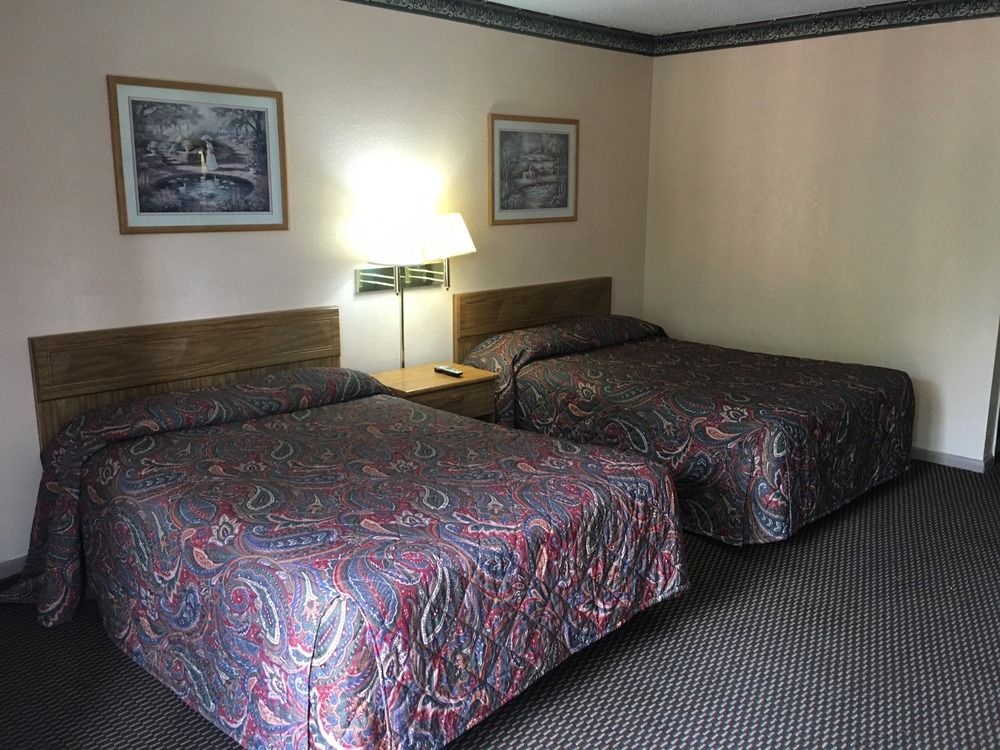 photo 1 of Gateway Inn