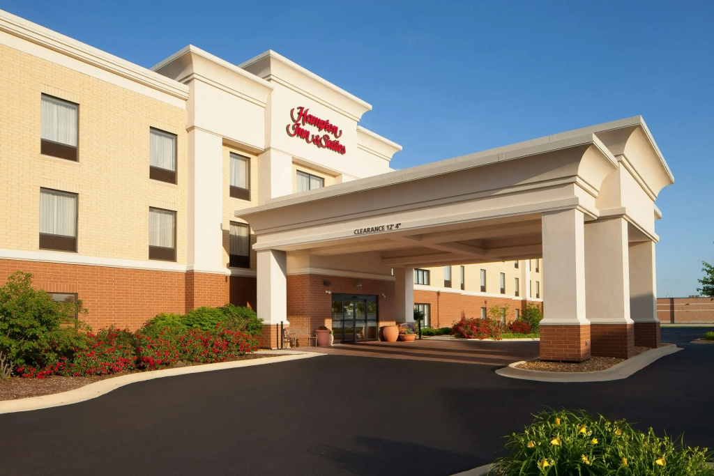 photo 1 of Hampton Inn & Suites Chicago/St. Charles