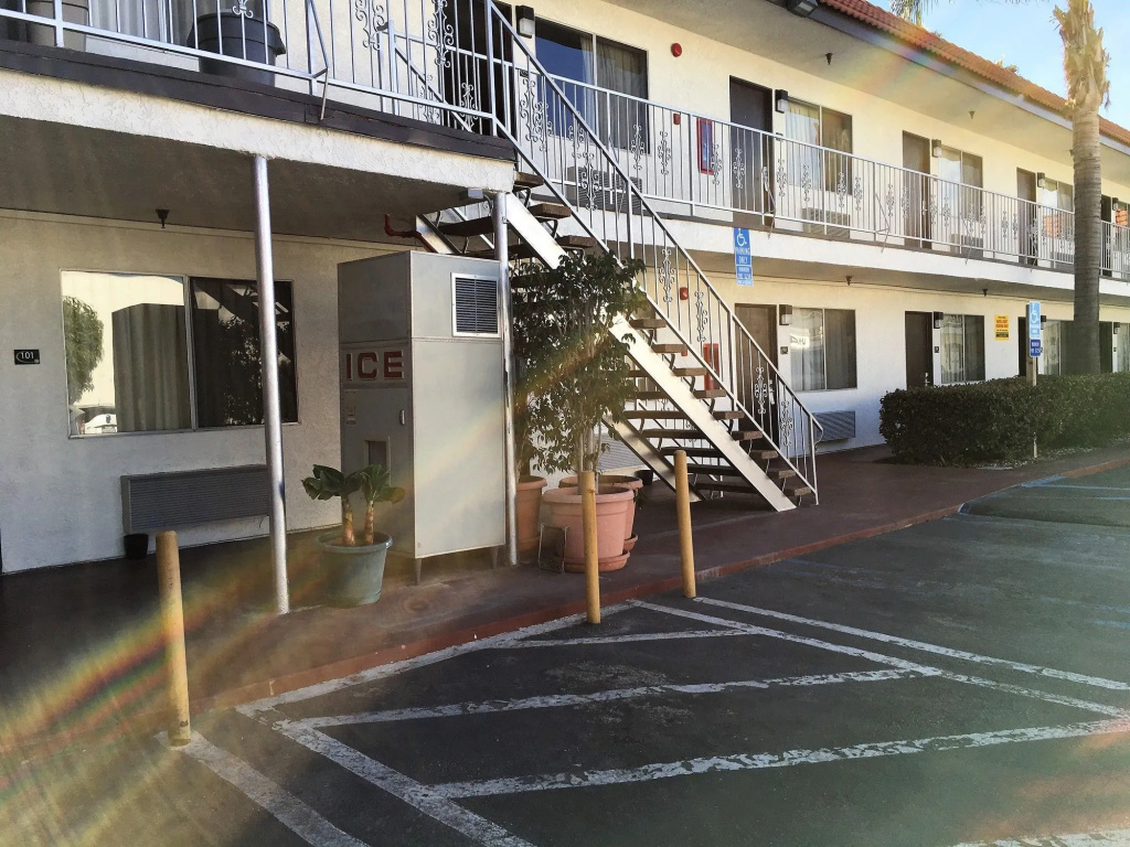 photo 1 of Hawthorne Plaza Inn