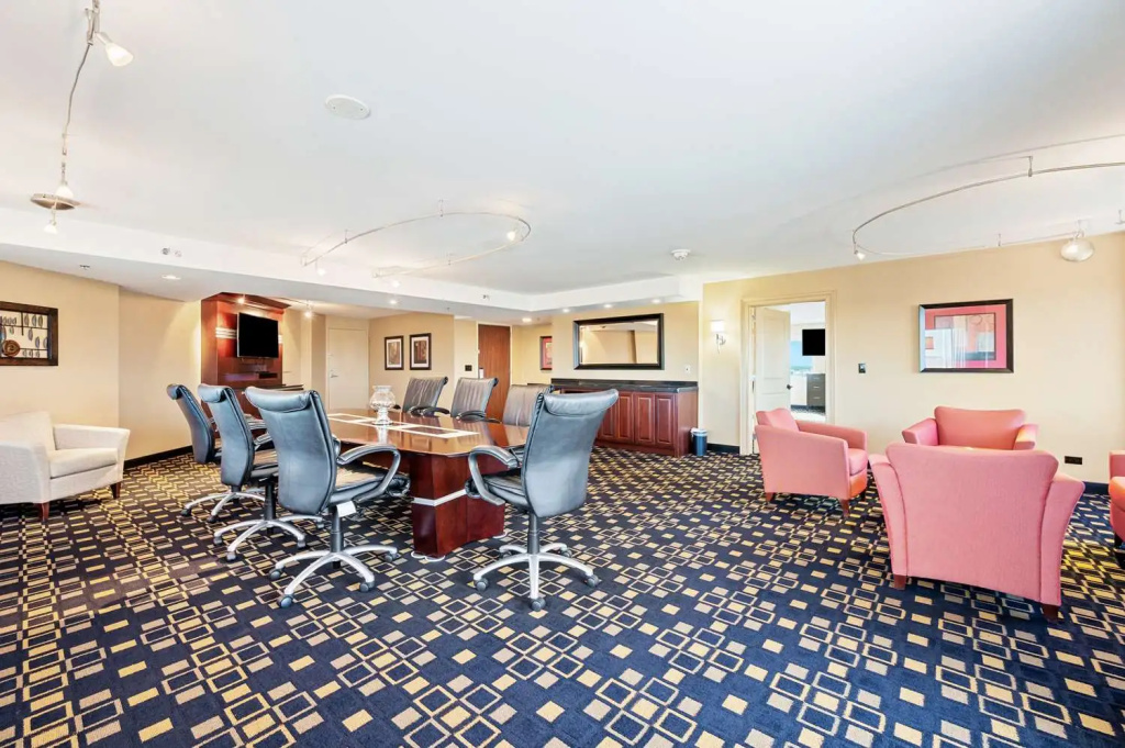 photo 1 of Hilton Chicago/Oak Brook Suites