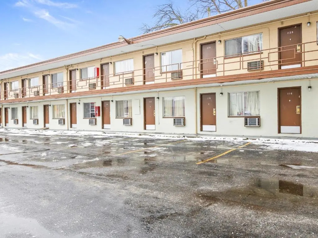 photo 1 of OYO Hotel Downtown Peoria I-74
