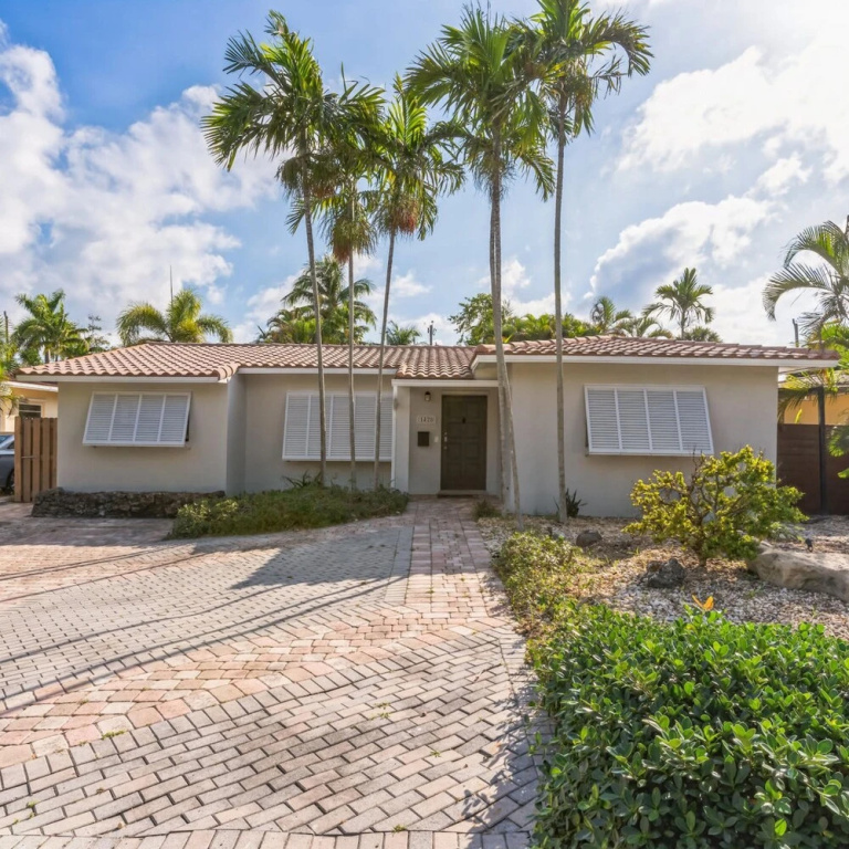 photo 1 of Kasa Laguna 5BD 2BA With Pool Putting Green, Fort Lauderdale