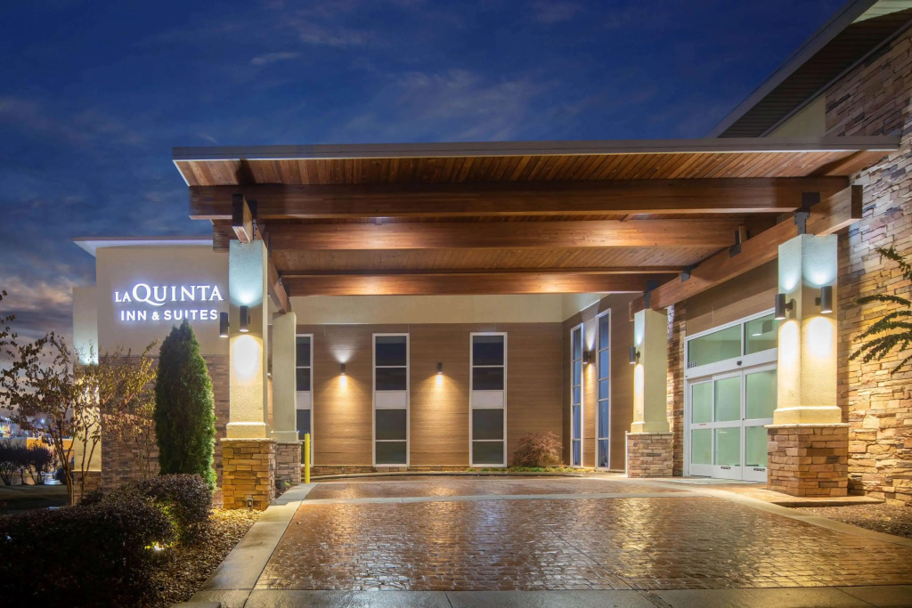 photo 1 of La Quinta Inn & Suites by Wyndham Chattanooga - East Ridge