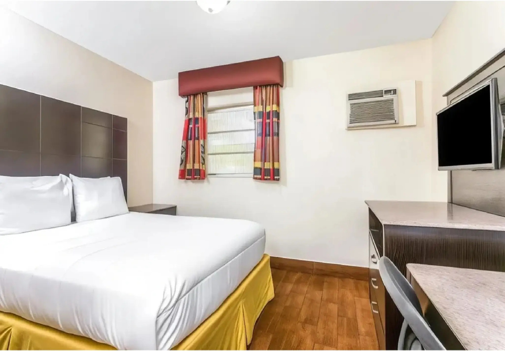 photo 1 of Econo Lodge Inn & Suites Florida City