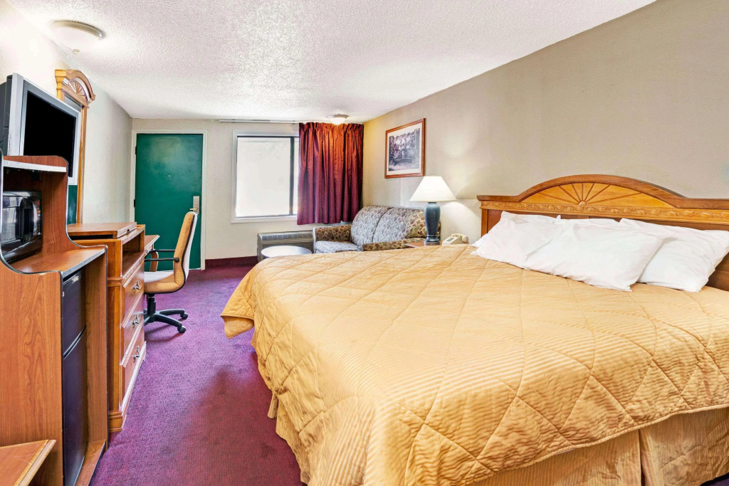 photo 1 of Knights Inn Sterling Heights
